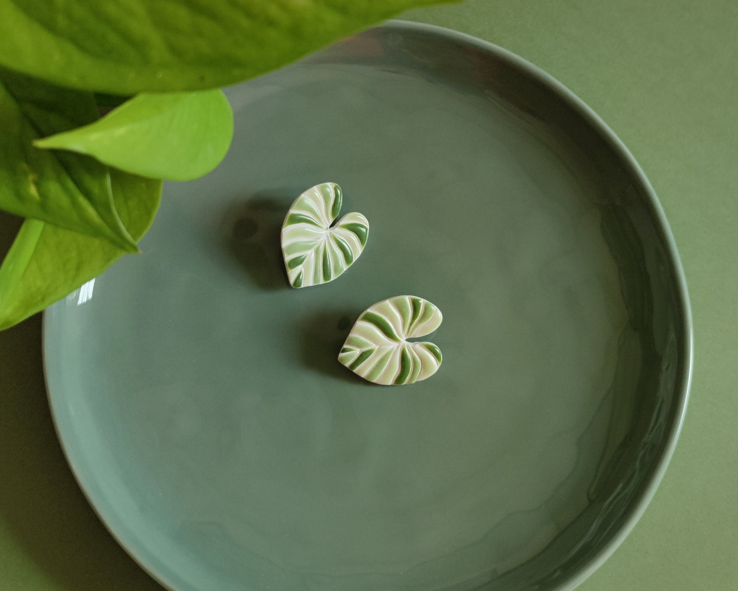 pin's en forme de feuille en argile made in france Remies