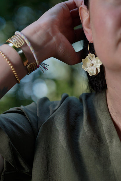 boucles d'oreilles créoles en forme de fleurs création artisanale